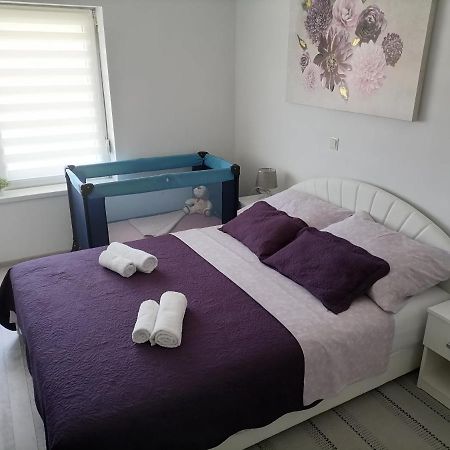 Apartman Lidija Dinjiška Exterior foto
