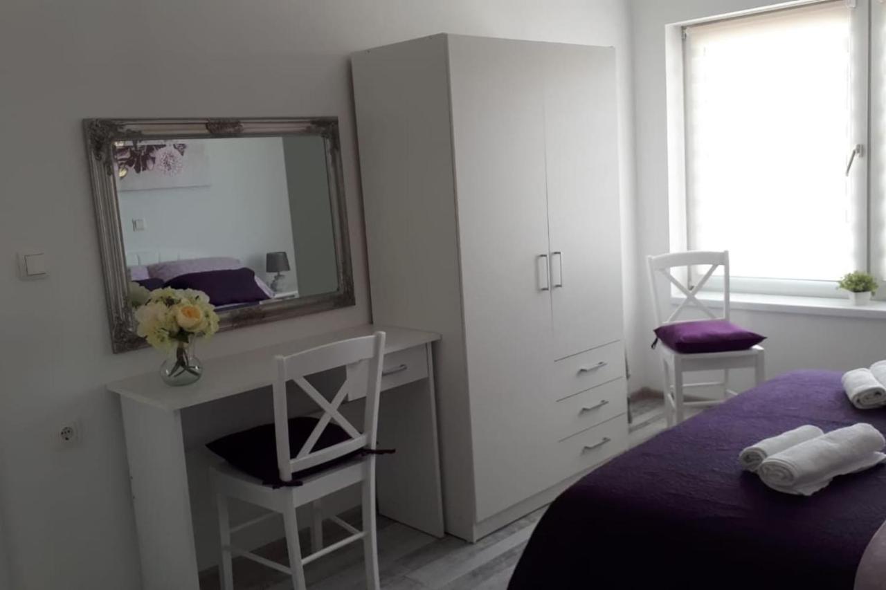 Apartman Lidija Dinjiška Exterior foto