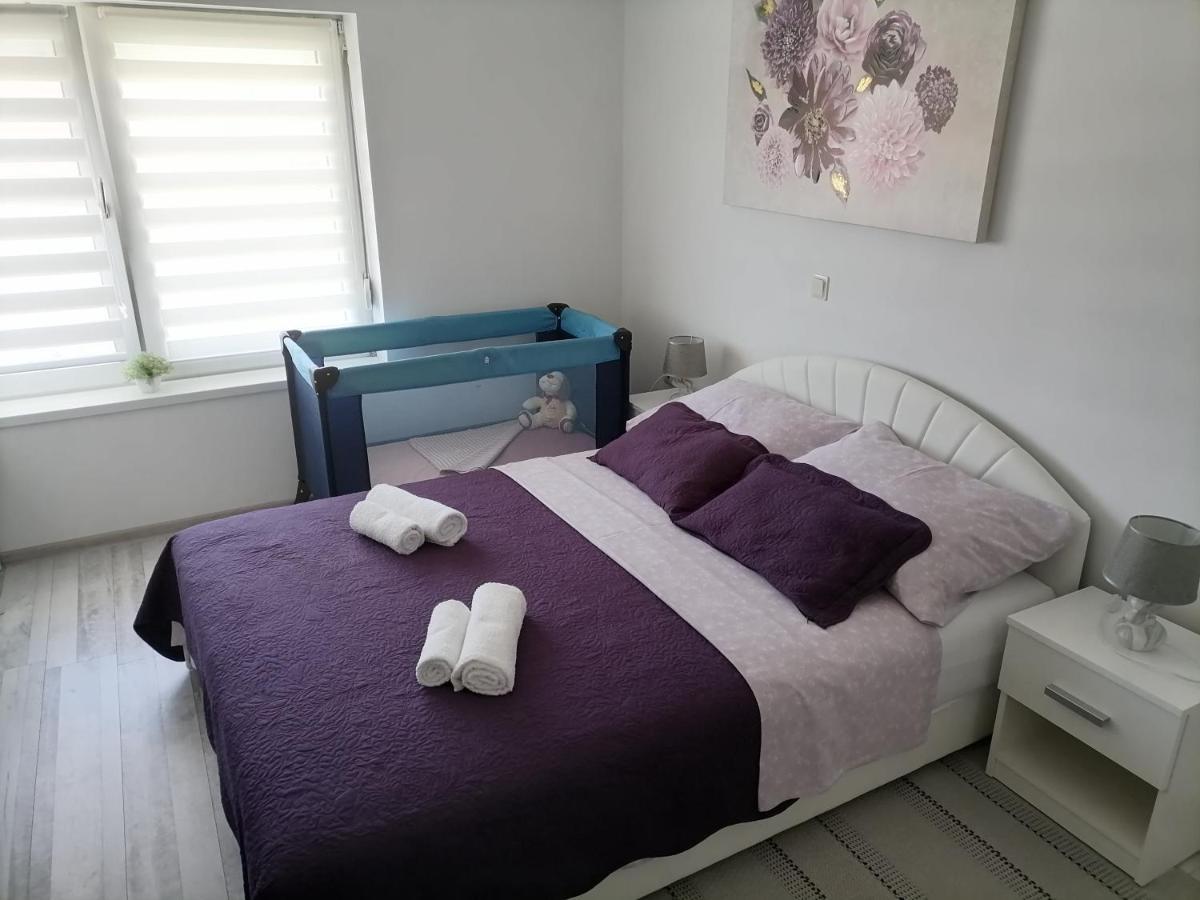 Apartman Lidija Dinjiška Exterior foto