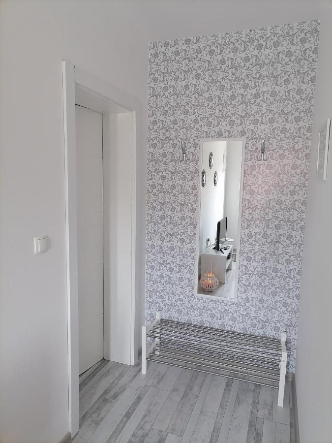 Apartman Lidija Dinjiška Exterior foto