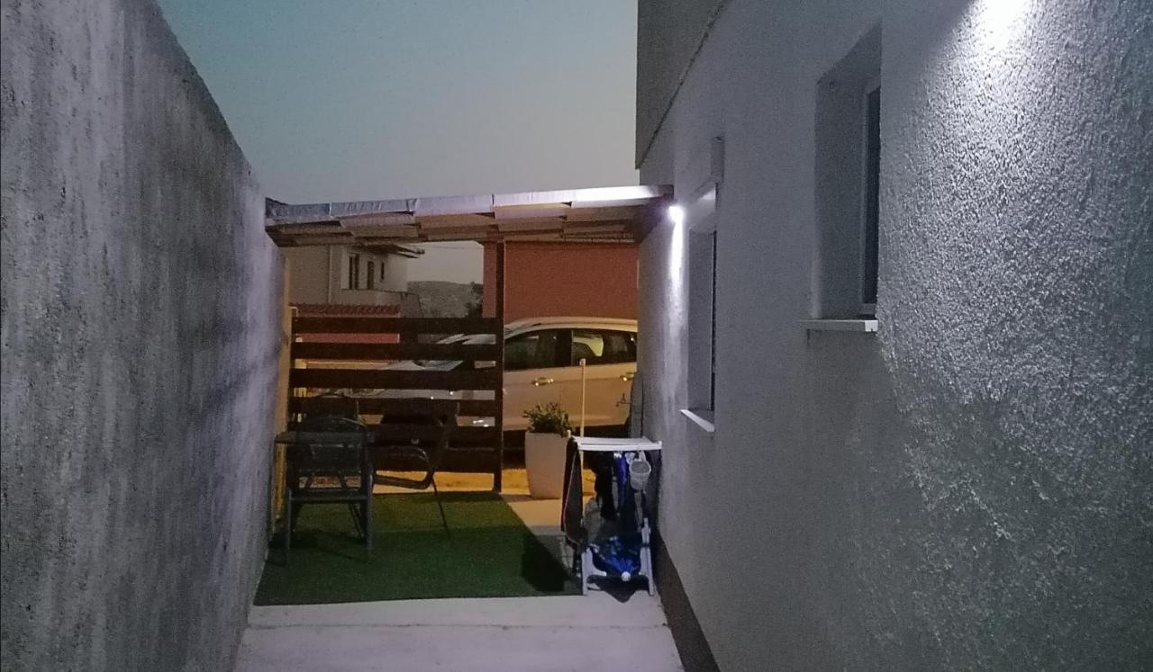 Apartman Lidija Dinjiška Exterior foto